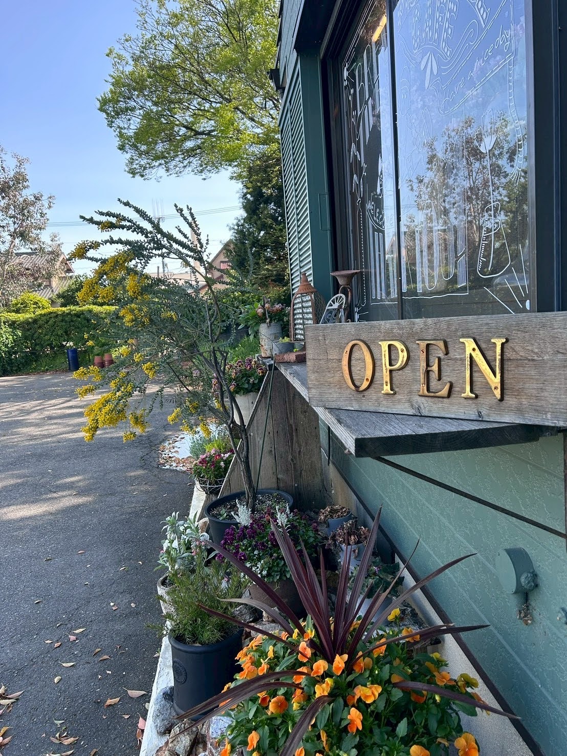ムスタッシュ 外観 OPEN看板